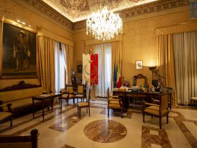 Il Gabinetto del sindaco, la pi� �segreta� delle stanze: � infatti difficile che questo piccolo e vissuto ufficio appaia in televisione con la stessa frequenza delle aule della Giunta o del Consiglio